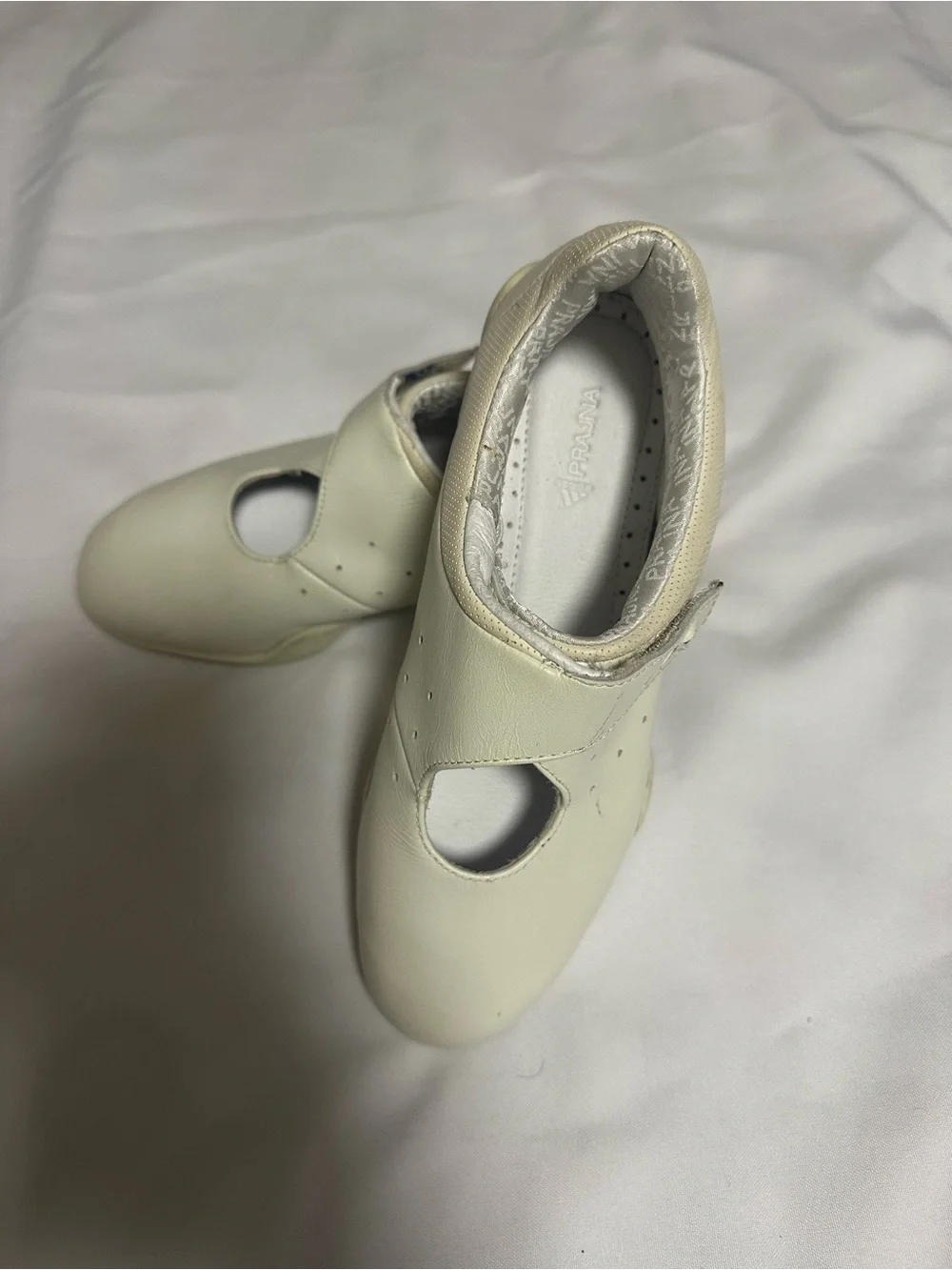 Adidas womens Cream Mary Jane Cutout Strap Shoes size 5 1/2